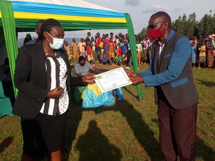 Hari abayobozi bacyuye igihe bitwaye neza bahawe ishimwe