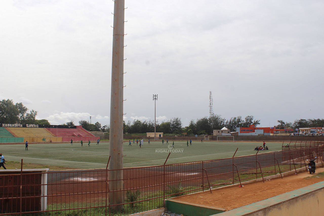 Uyu munsi twasanze hari gukinira abakinnyi batabigize umwuga, mu Rwanda hari aho babita abatari inyota (gusa si byo cyane kuko abenshi baba bari gukora Siporo)