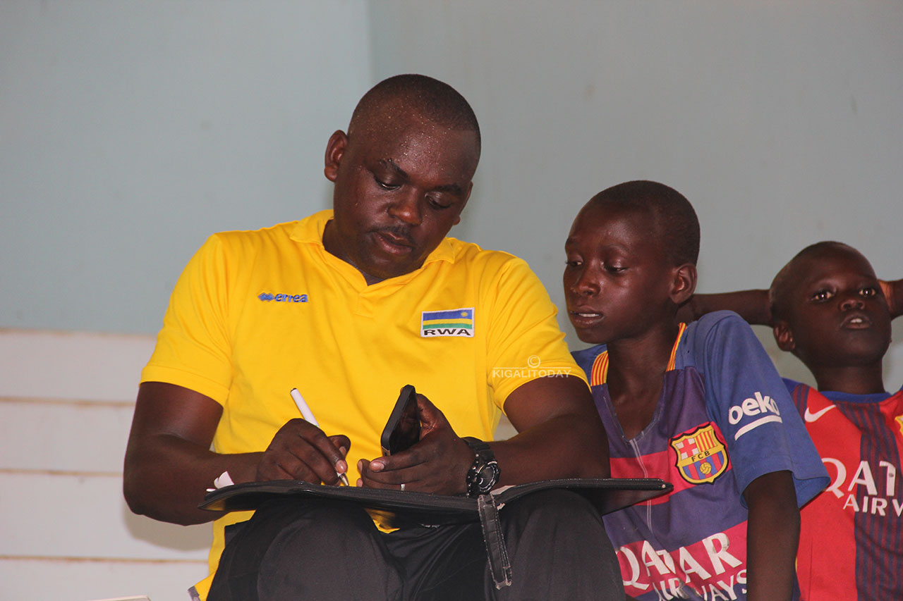 Anaclet Bagirishya, umutoza wungirije yiga uko andi makipe akina, aba bana bari kureba ko babyumva