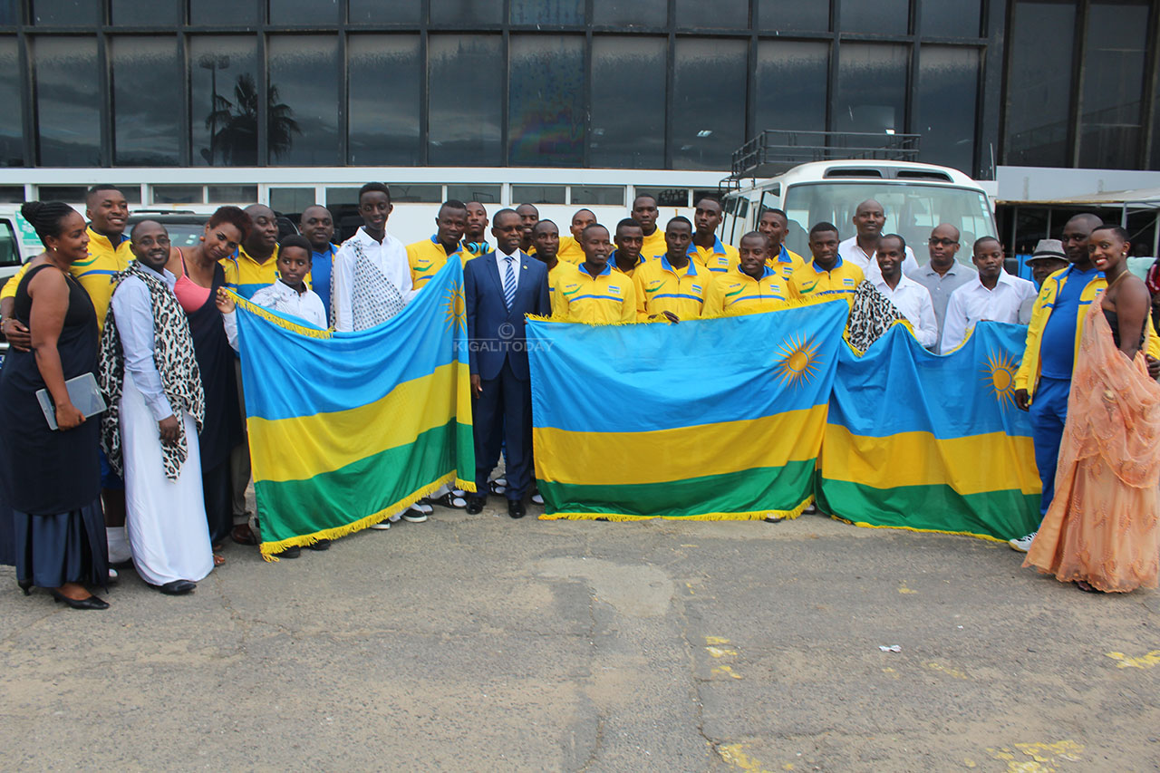 Nyuma bafashe ifoto y'urwibutso