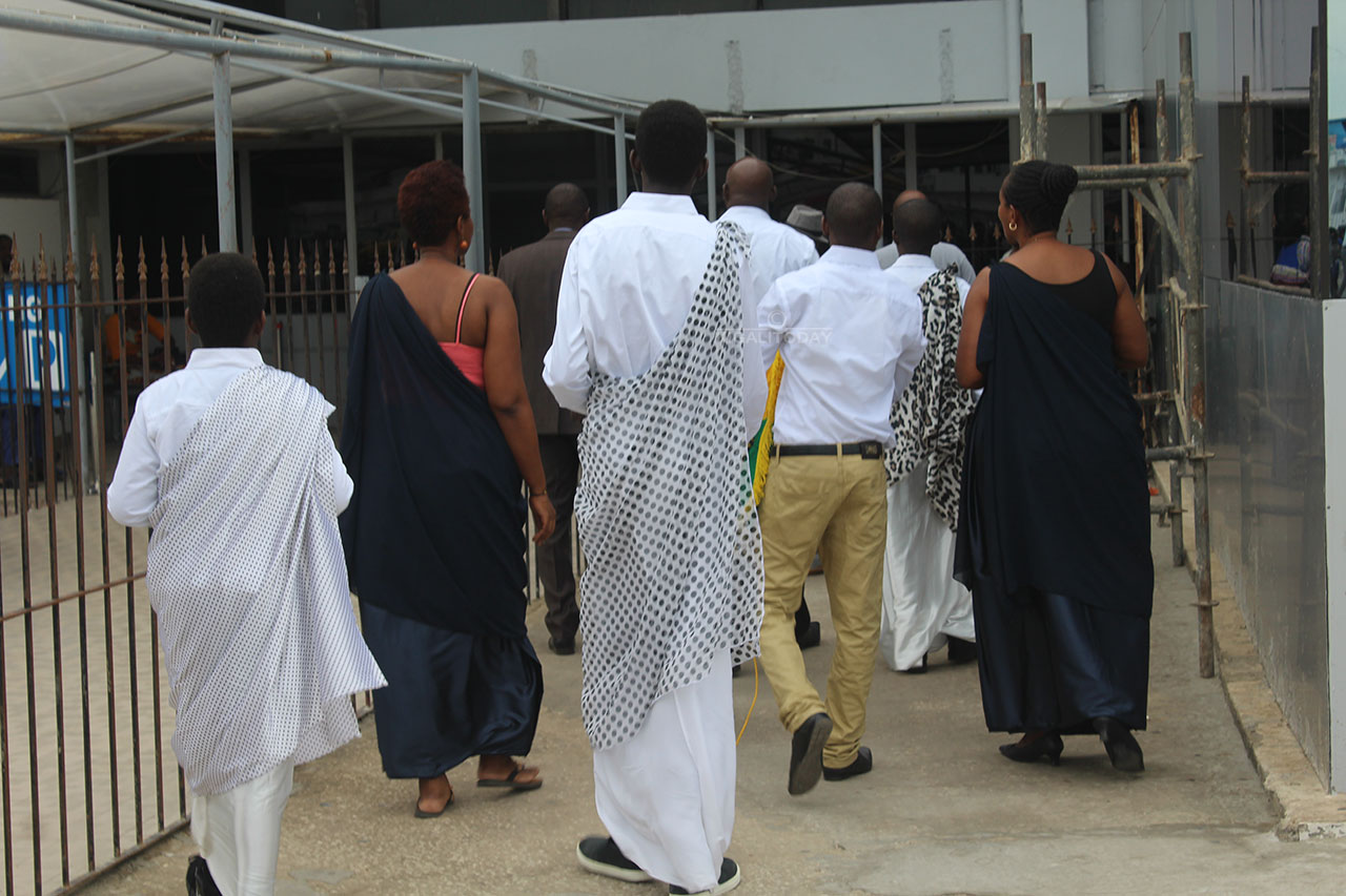 Abanyarwnda ubwo binjiraga ku kibuga kwakira abakinnyi