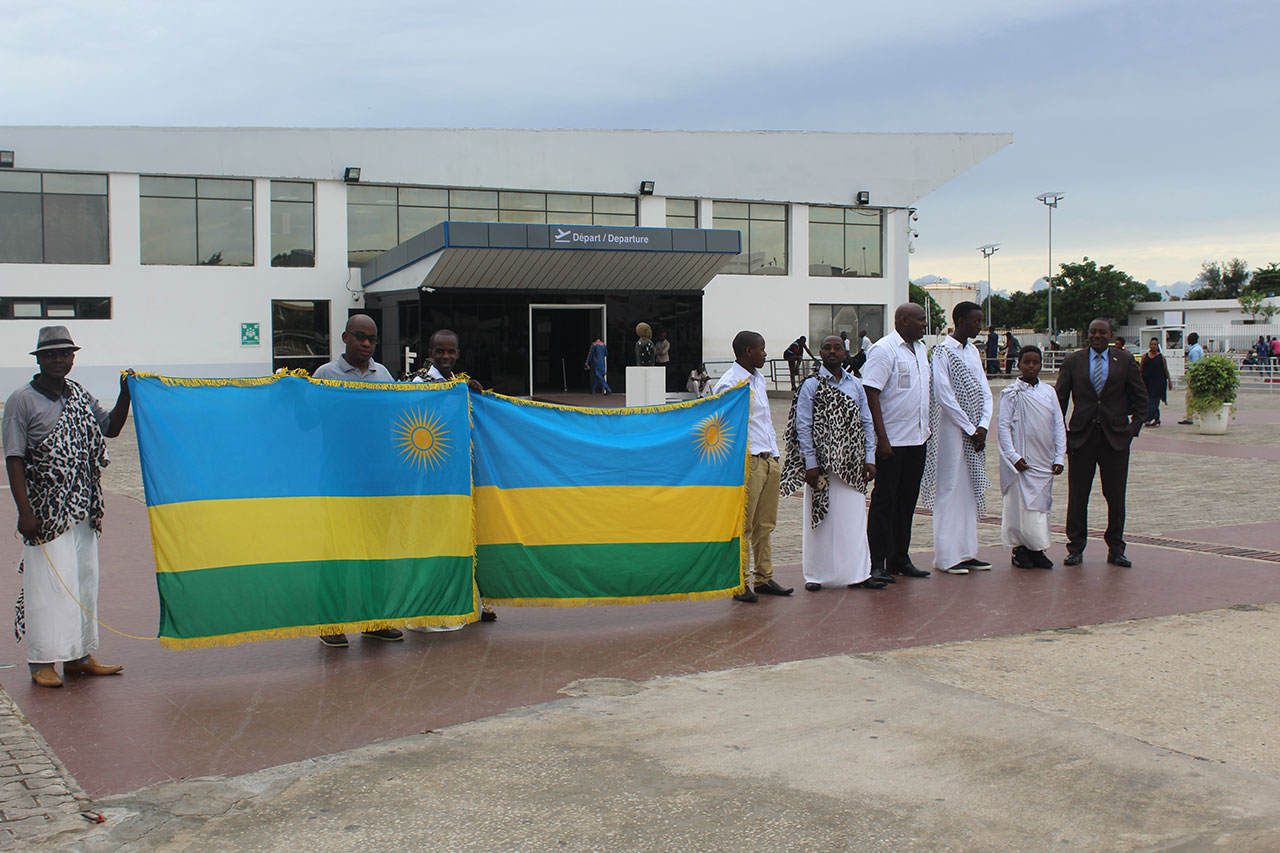 Bahageze kare bategereza ko abakinnyi basohoka gusa indege yo yari yakererewe
