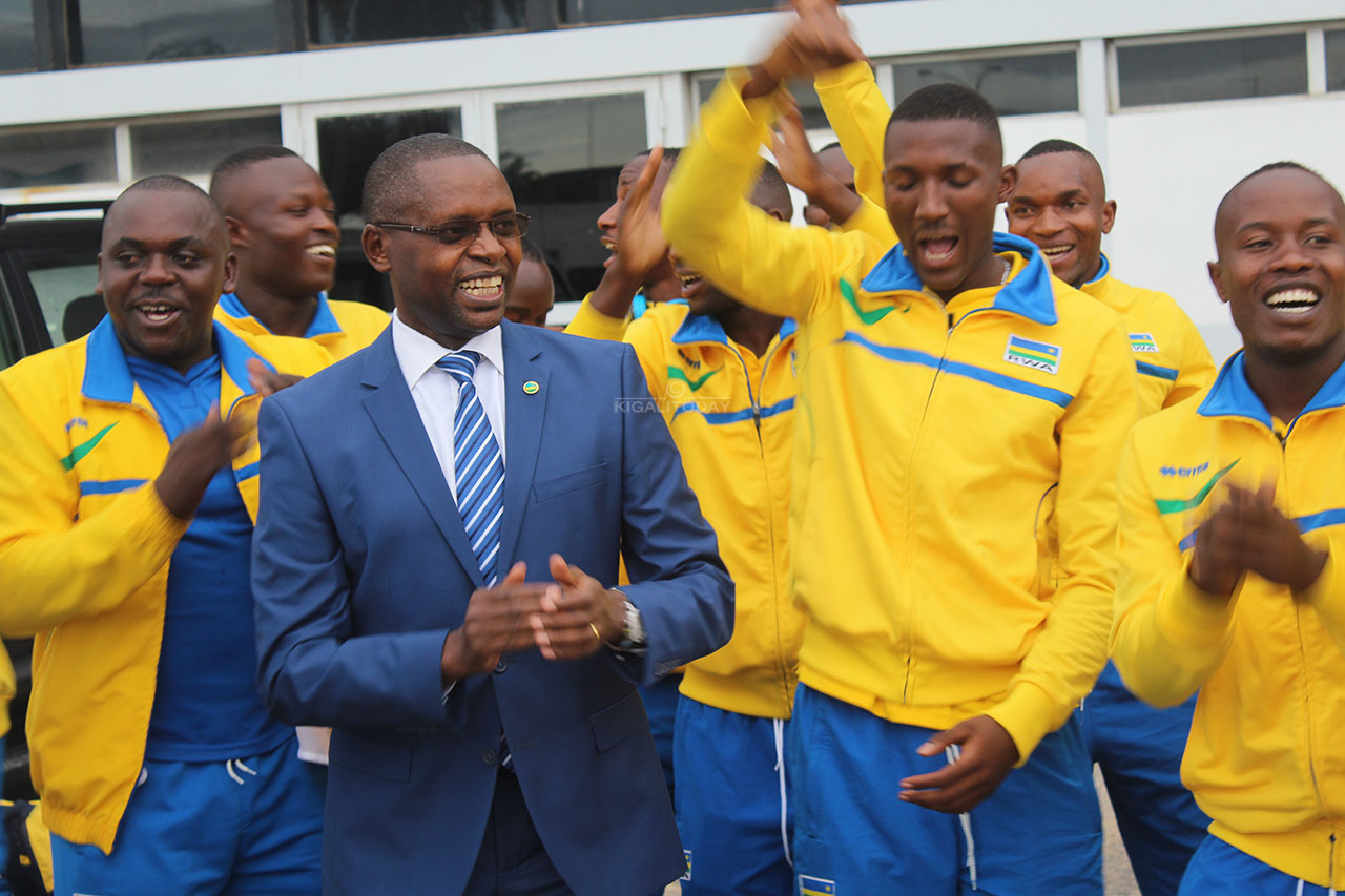 Nyuma bararirimba bacinya n'akadiho