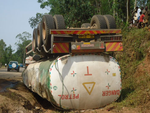 Ikamyo yaguye ku mukobwa mwiza.