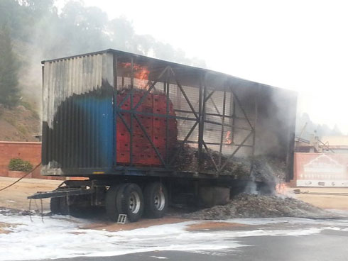 Iyi kamyo yari itwaye inzoga za Bralirwa yafashwe n'inkongi y'umuriro ubwo yari igeze kuri Nyabarongo winjira mu mujyi wa Kigali.