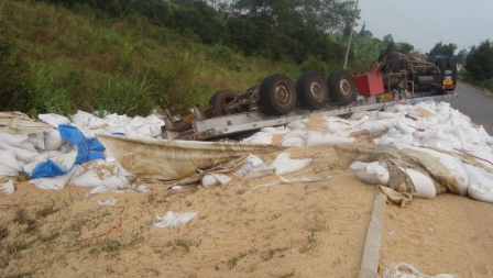 Ingano imodoka yari itwaye zasesetse mu muhanda no mu nkengero zawo.