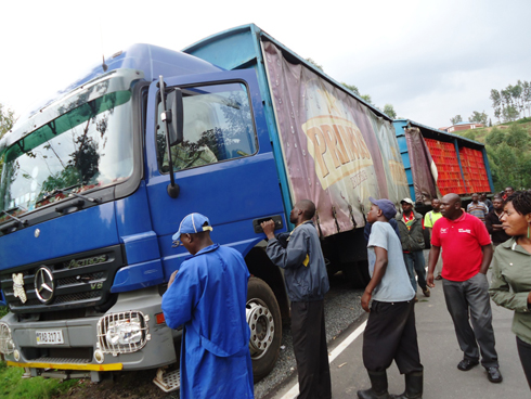Ikamyo ya BRALIRWA yakoze impanuka imena amakesi hafi 400. Photo/N.Leonard
