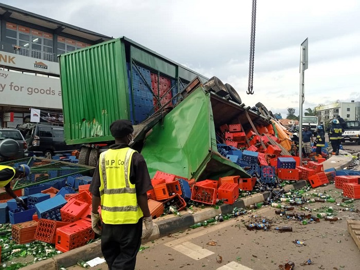 Iyi kamyo yari itwaye amacupa gusa atarimo ibyo kunywa