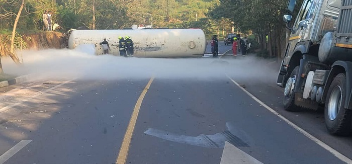 Ikamyo yafunze umuhanda ibuza ibindi binyabiziga gutambuka