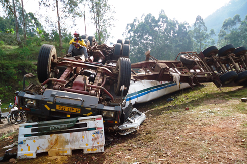 Ikamyo yarenze umuhanda imena amavuta yose yari itwaye