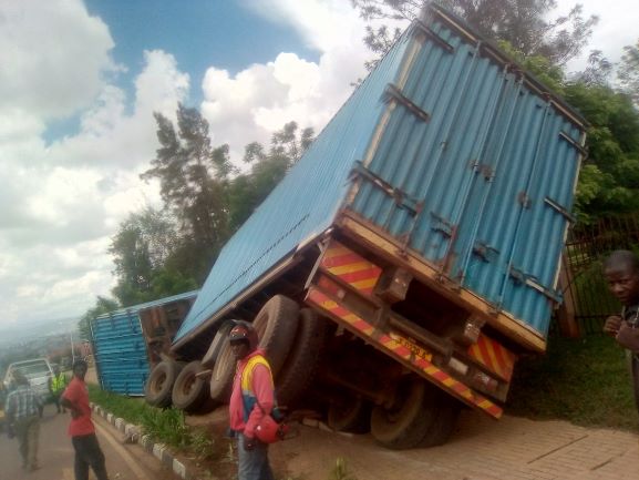 Ikamyo yakoze impanuka igonga uruzitiro rw'ishuri rya Kagarama 