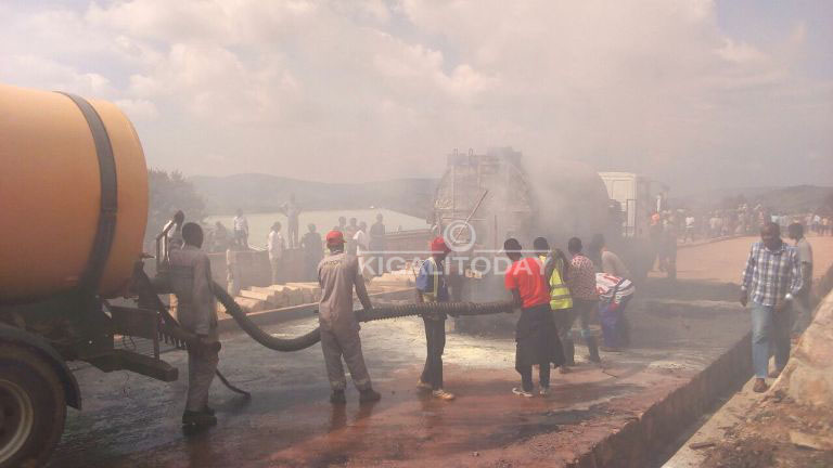 Hifashishijwe n'amazi kugira ngo bazimye iyo kamyo itaraturika 