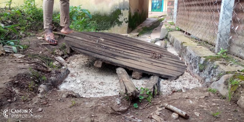 Kimwe mu byobo bifata amazi ava muri iri karagiro cyuzuye kikaba kiyamena mu ngo z