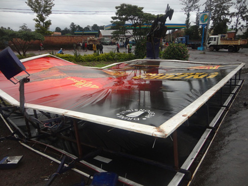 Iki cyapa cyaguye ku nkengero z'umuhanda.