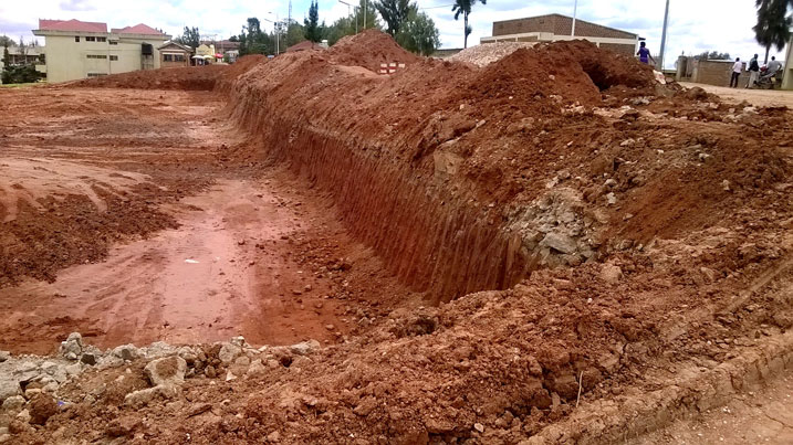 Imirimo yo gusiza ikibanza ahagiye kubakwa isoko yaratangiye.