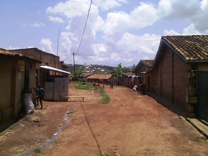 Ikibazo cy'amazu yubatse mu kajagari kizagora gushyira imihanda muri za karityiye kuko bisaba gusenya amazu yasatiriye imihanda.