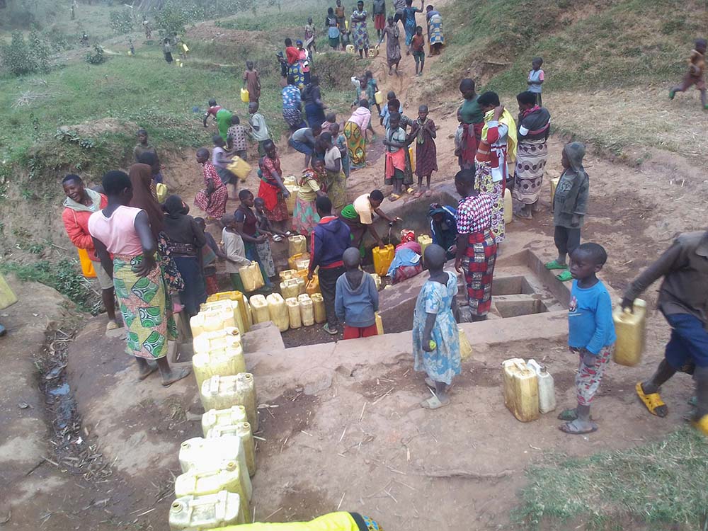 Ikibazo cy'amazi gikomereye bamwe mu baturiye imipaka