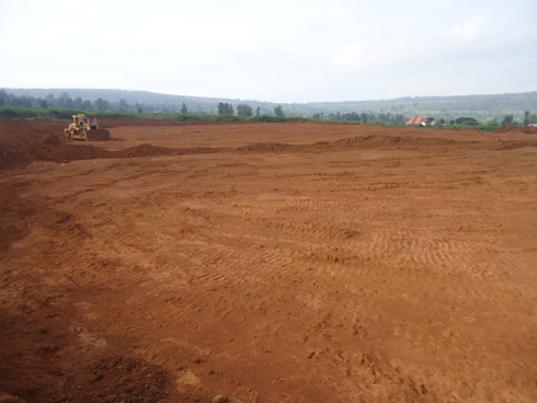 Harubakwa ikibuga gishya kubera icyari gisanzwe cyafunzwe kuberako cyari cyegereye umuhanda cyane ku buryo byateza impanuka.