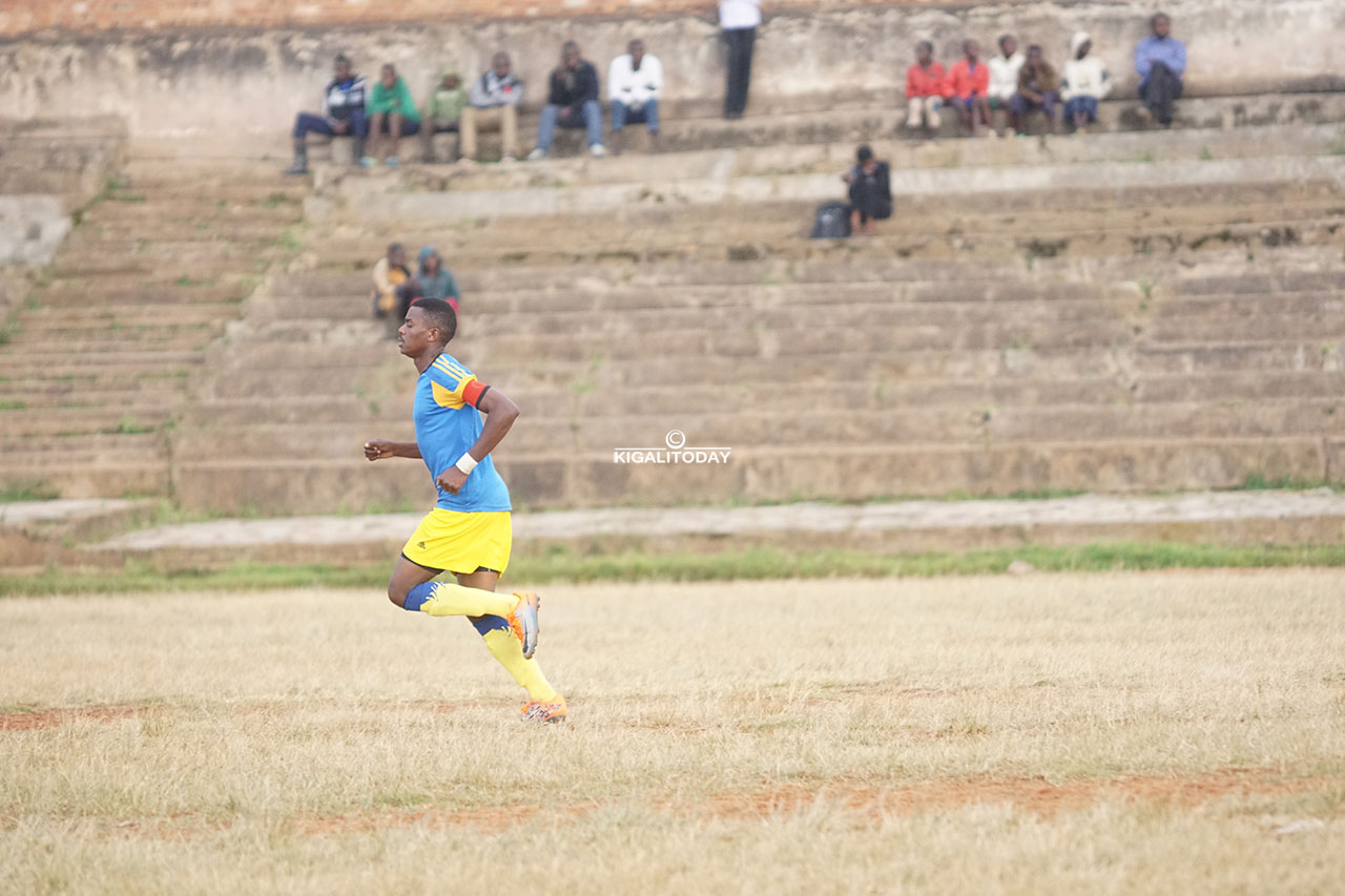 Uruhande rumwe rw'aho abafana bicara muri Stade ya Gicumbi rwari rwaramezemo ibyatsi rugiye gutunganwa, aho hazajya hicara abantu 3000