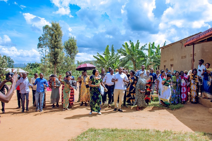 Abaturage bavuga ko ikigega cyo guhunika imyaka cyabarinze gusesagura no kwotsa imyaka ikiri mu murima