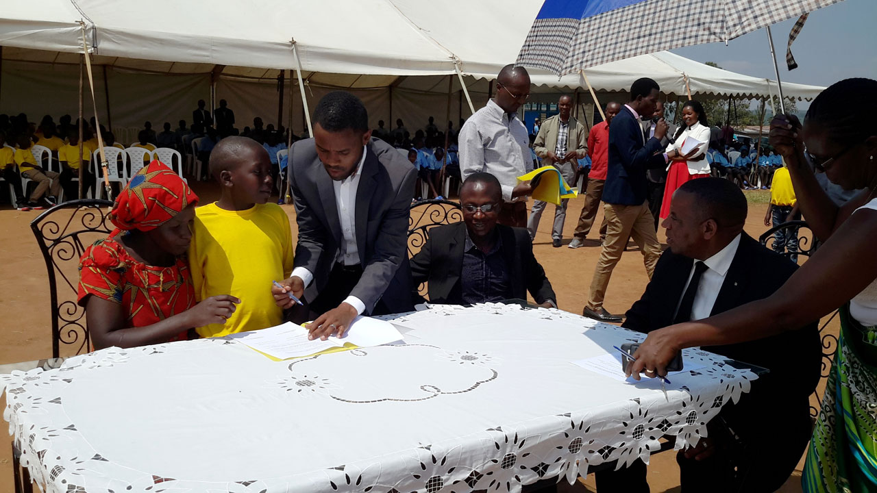 Hasinywe amasezerano azatuma abana 63 batazasubira mu mihanda