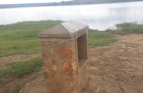 Ikimenyetso ku kiyaga cya Mugesera kigaragaza aho biciye Abatutsi.