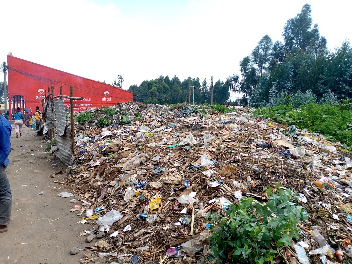 Icyo kimoteri kiri iruhande neza y'amazu y'ubucuruzi yo muri iryo soko