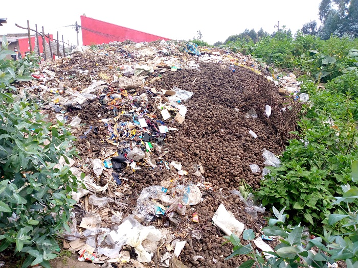 Abaturage bavuga ko imyanda ikijugunywamo iteza umunuko ukabije kuko cyuzuye