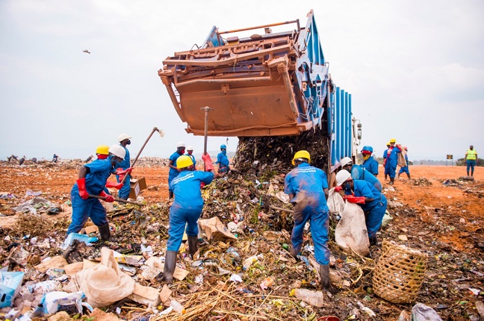 Iyo imyanda ikigera mu kimoteri, abakozi bahita bayivangura, itabora ikavanwamo hagasigara ibora