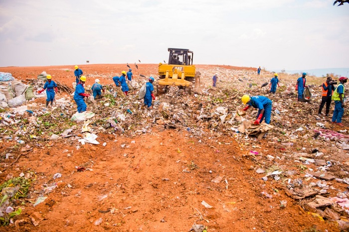 Abakozi bo ku kimoteri bari kuvangura imyanda ibora n'itabora