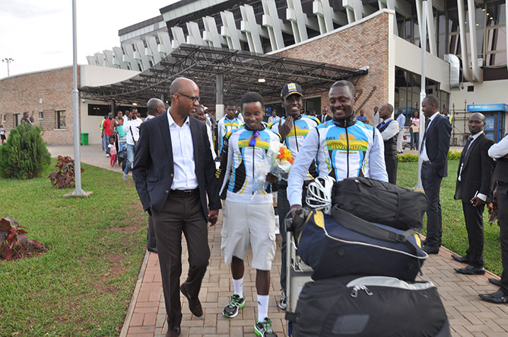 Ikipe iva ku kibuga cy'Indege.