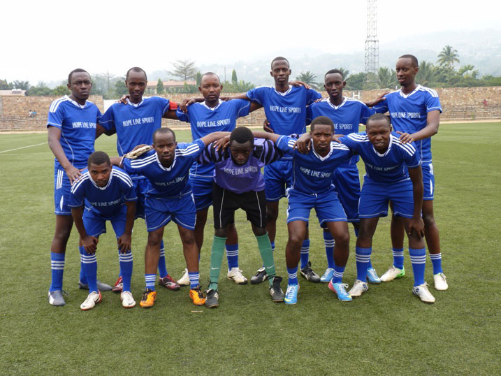 Ikipe y'abanyamakuru b'imikino mu Rwanda ubwo yari i Burundi.