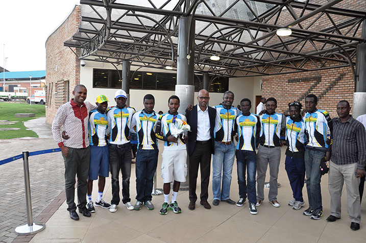 Umuyobozi wa FERWACY, Bayingana, Uwa Komite Olempike n'ikipe y'igihugu bafata ifoto y'urwibutso.