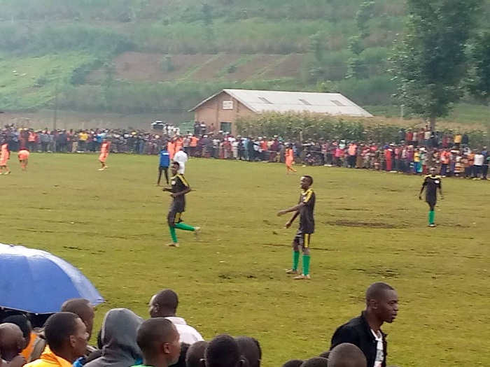 Abafana bari buzuye kandi bishimye