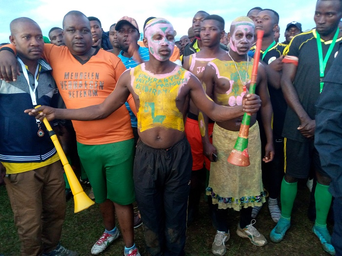 Abafana bari bisiza amarangi