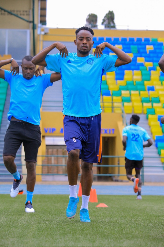 Ikipe iri gukorera imyitozo kuri sitade mpuzamahanga Huye