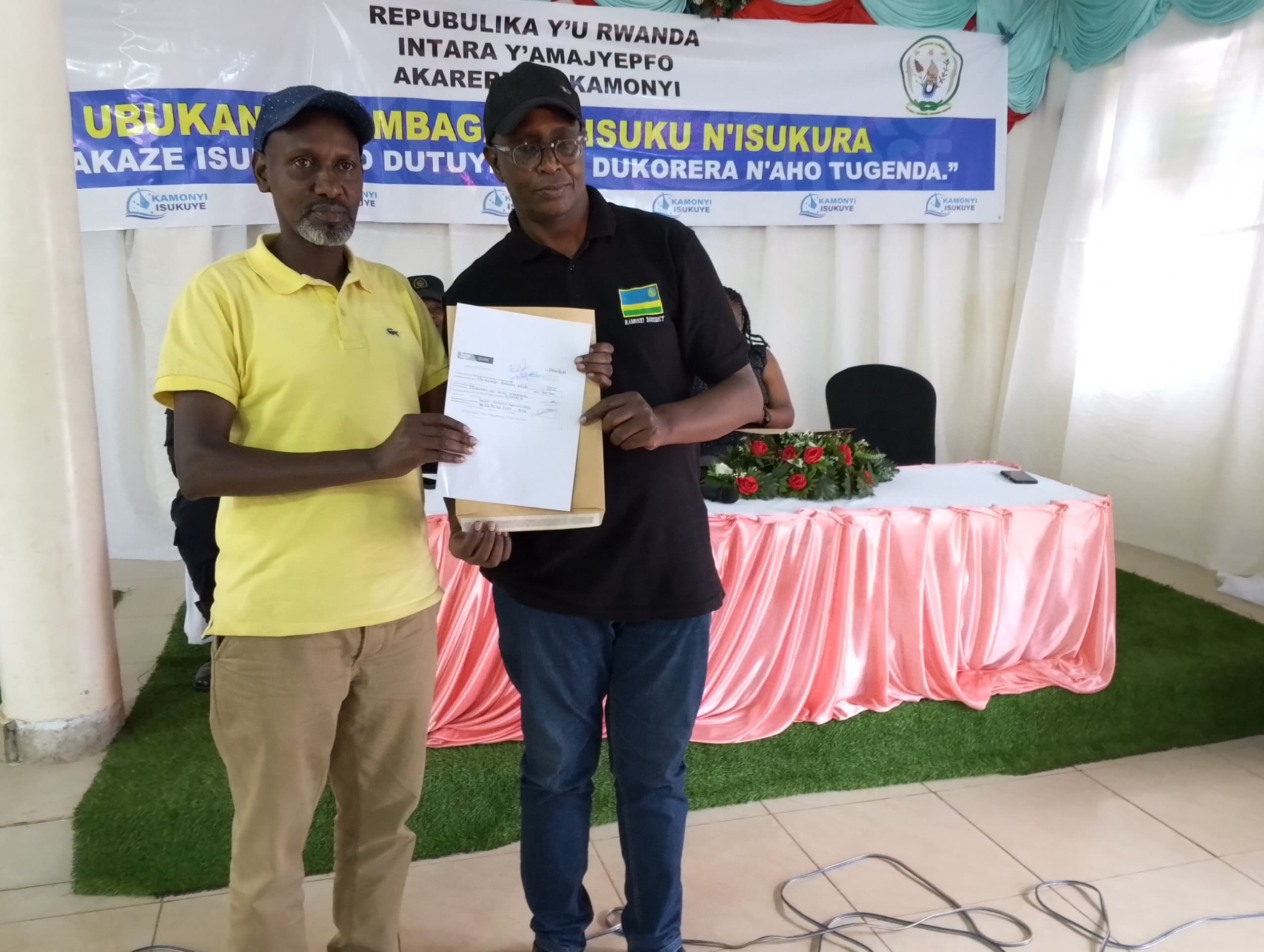 Ikipe y'abakozi b'Akarere ka Kamonyi yahembwe ibihumbi 200frw