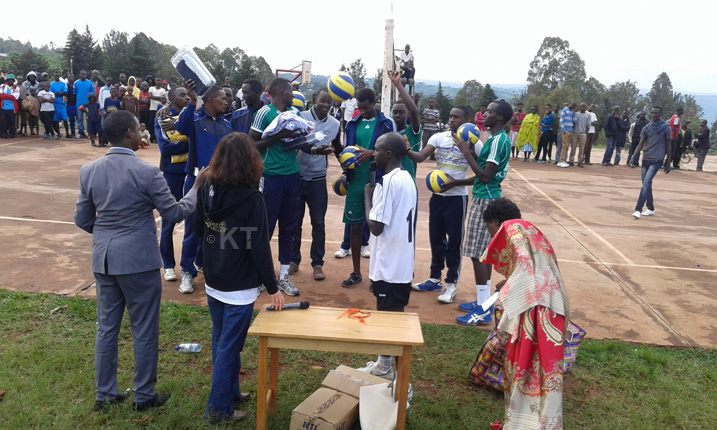 Ikipe ya Kirehe yahawe n'intara ya Rhenanie Palatina inkunga y'imipira yo gukina 6 imyambaro ibiri kuri buri mukinnyi na Filets 2