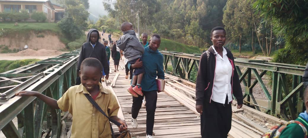 Abanyeshuri bato bambutswa n'abarimu ndetse n'ababyeyi babo