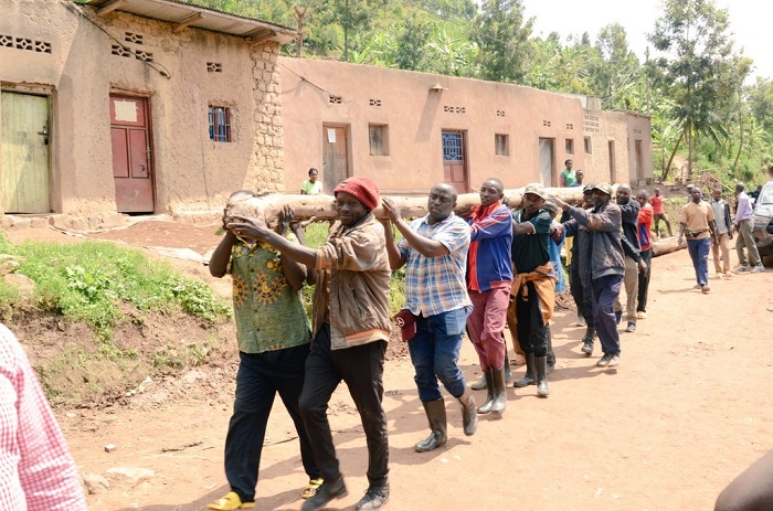 Abaturage bo mu Murenge wa Bwisige bari babangamiwe n'ibiraro byagiye bisaza