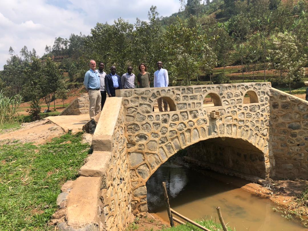 huzuye ibiraro byubakishijwe ikoranabuhanga ryifashisha amabuye y'amakoro