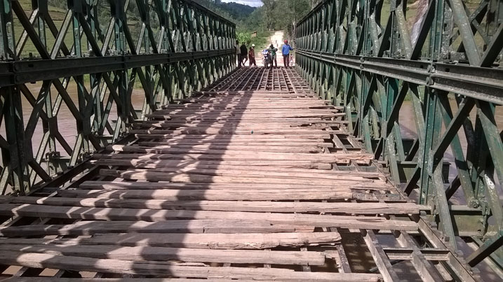 Ikiraro gihuza Nyanza-Ruhango na Nyamagabe cyarangiritse ku buryo bamwe bishyura ngo bambutswe kugira ngo batagwamo.