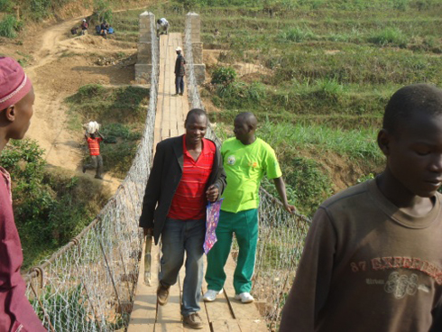 Ikiraro cyubatswe ku nkunga ya Bridge to Prosperity na Rotary Club International.