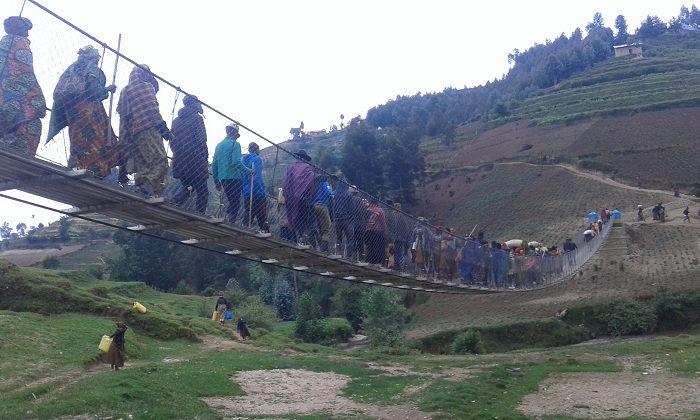 Ibyishimo ni byinshi nyuma y'uko bubakiwe ikiraro