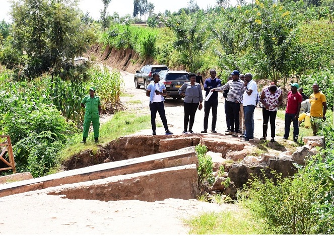 Beretswe ukuntu amazi yanyuze hirya no hino y'ikiraro akagisenya