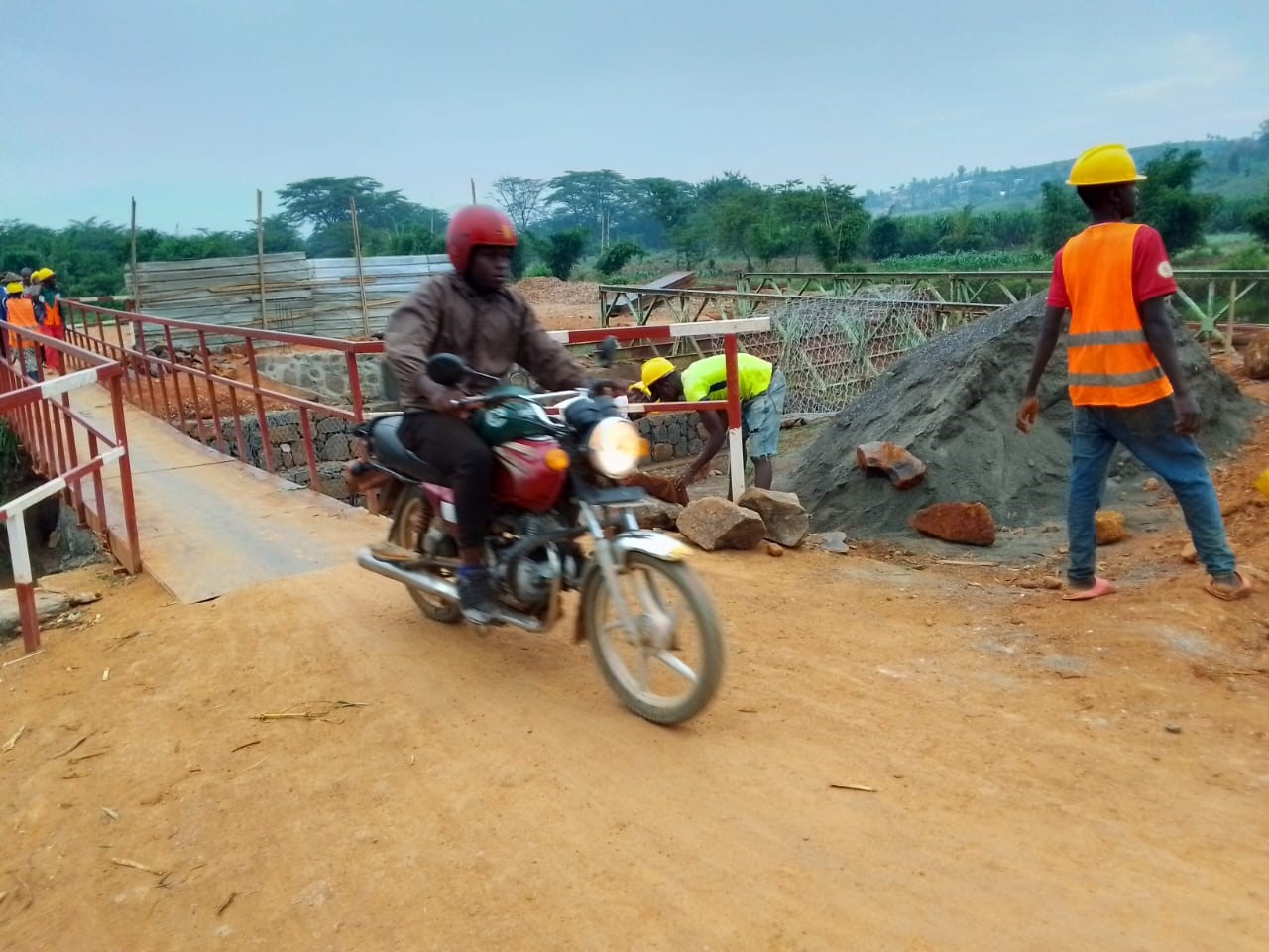 Abanyamaguru n'ibinyabiziga bito bashyiriweho inzira