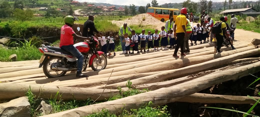 Abana bambutswa babisikana za moto 