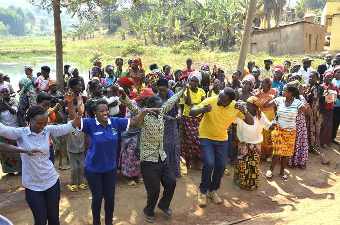 Nyuma y'umuganda bacinye akadiho