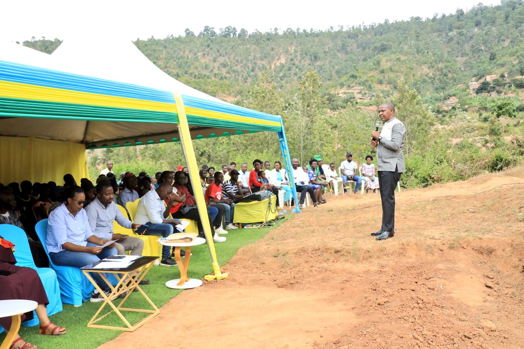 Mutsinzi Antoine yasabye abubakiwe ikiraro kugifata neza kuko kizaborohereza ingendo