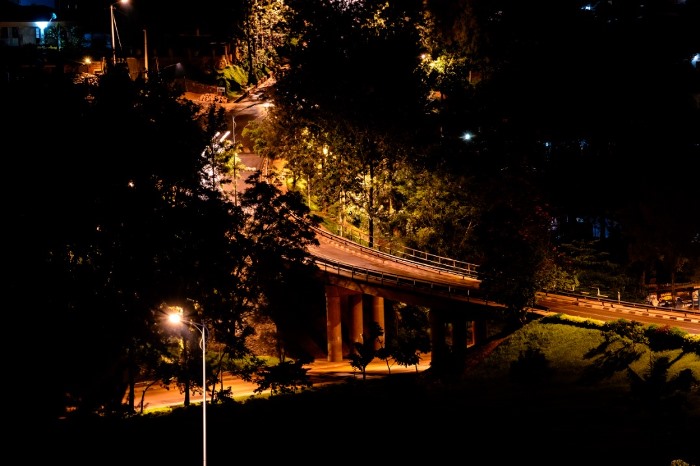 Ku Kinamba. Hari imihanda ibiri igerekeranye, wasangaga yose yuzuyemo ibinyabiziga ku mugoroba, ariko ubu nta na kimwe wahabona